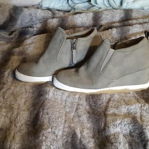 Susina gray wedged  booties 💛